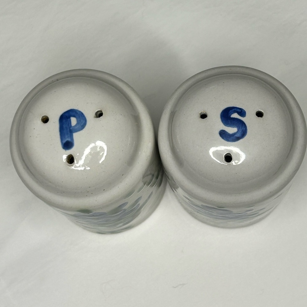 M. A. Hadley Stoneware Salt & Pepper Set Blueberries VINTAGE MADE U.S.A. 4.5X2.5 - Picture 3 of 9